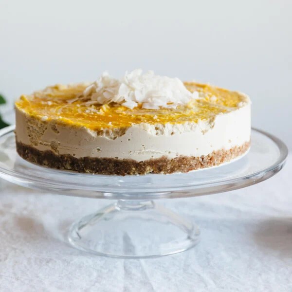 (gluten-free, vegan, paleo) Raw coconut, macadamia and mango cheesecake. A fruity and tropical dairy-free cheesecake.