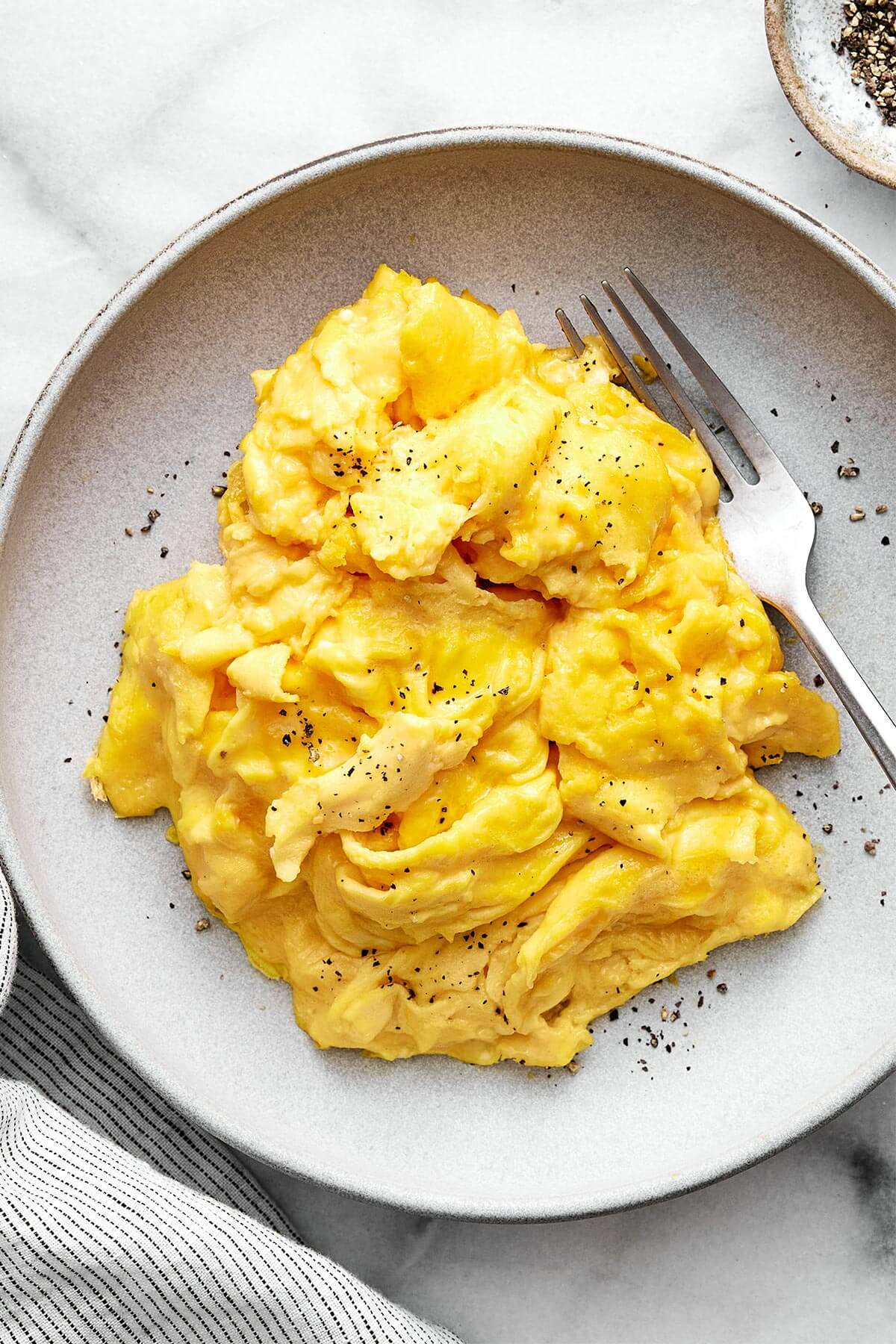 A plate of scrambled eggs.