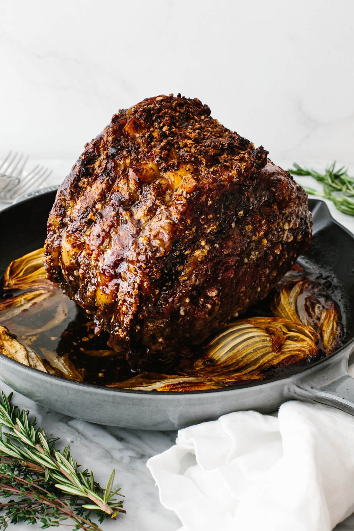 Cooked prime rib in a pan.