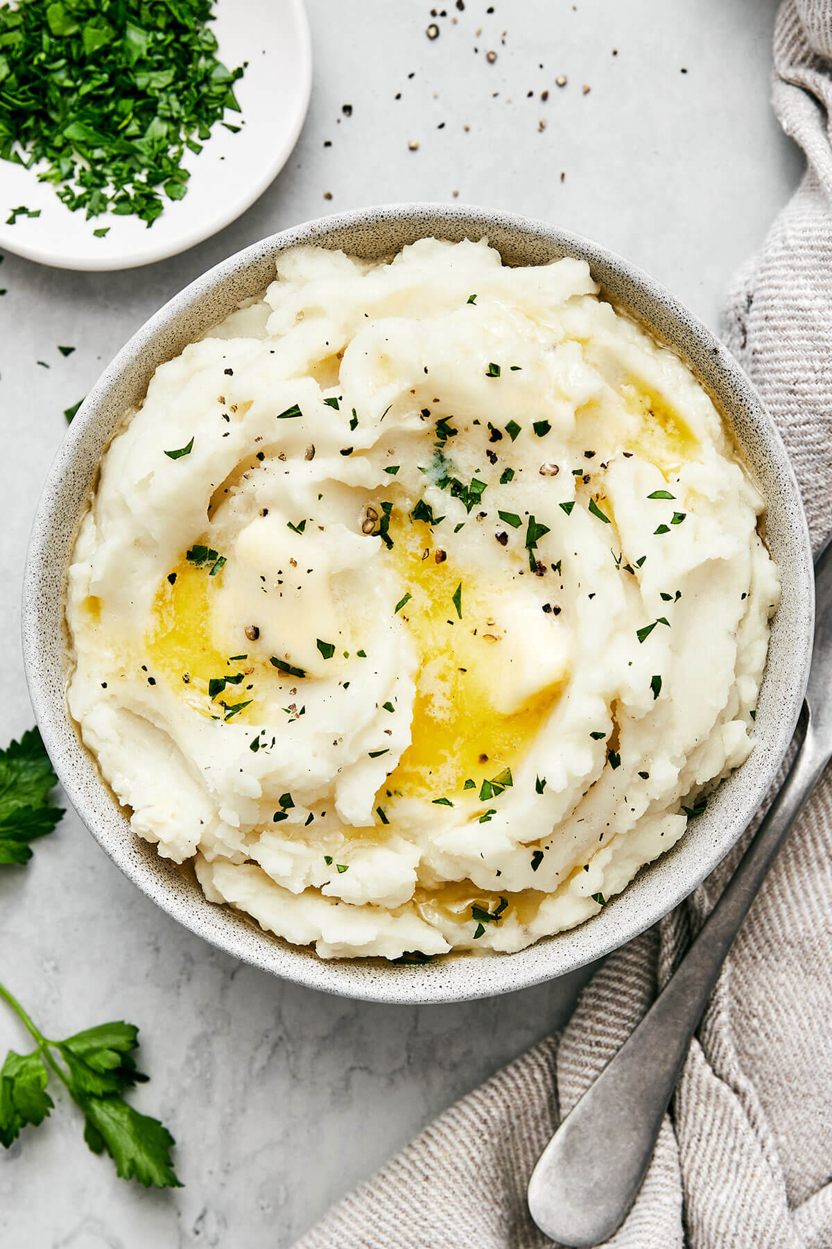 A bowl of creamy mashed potatoes
