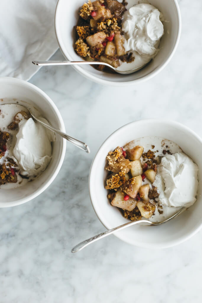 (gluten-free, vegan, paleo) Pear, pomegranate and maple crumble. The perfect fruity fall dessert with just a hint of sweetness.