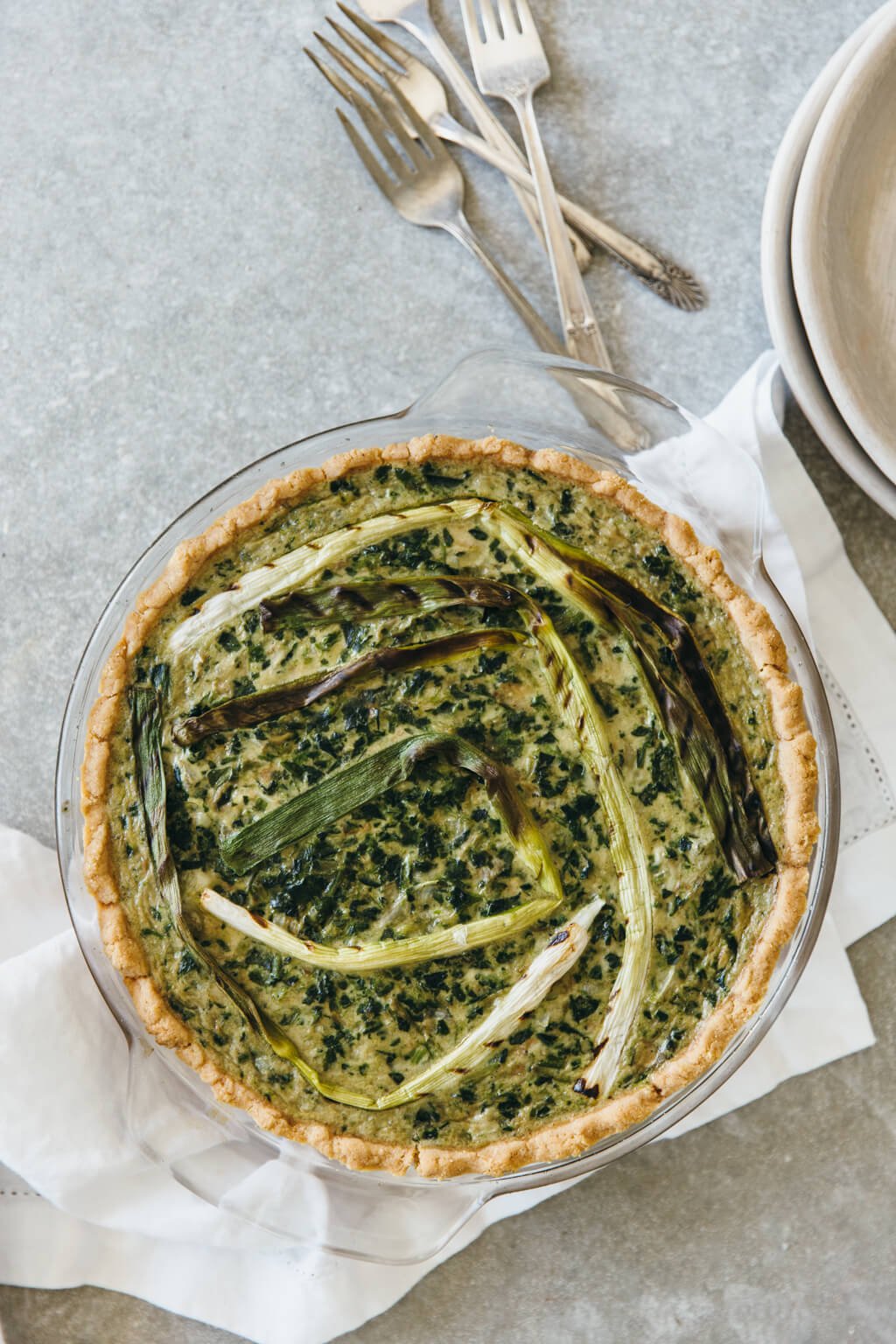 (gluten-free, paleo) Spinach artichoke quiche with grilled spring onions. The perfect healthy breakfast quiche!